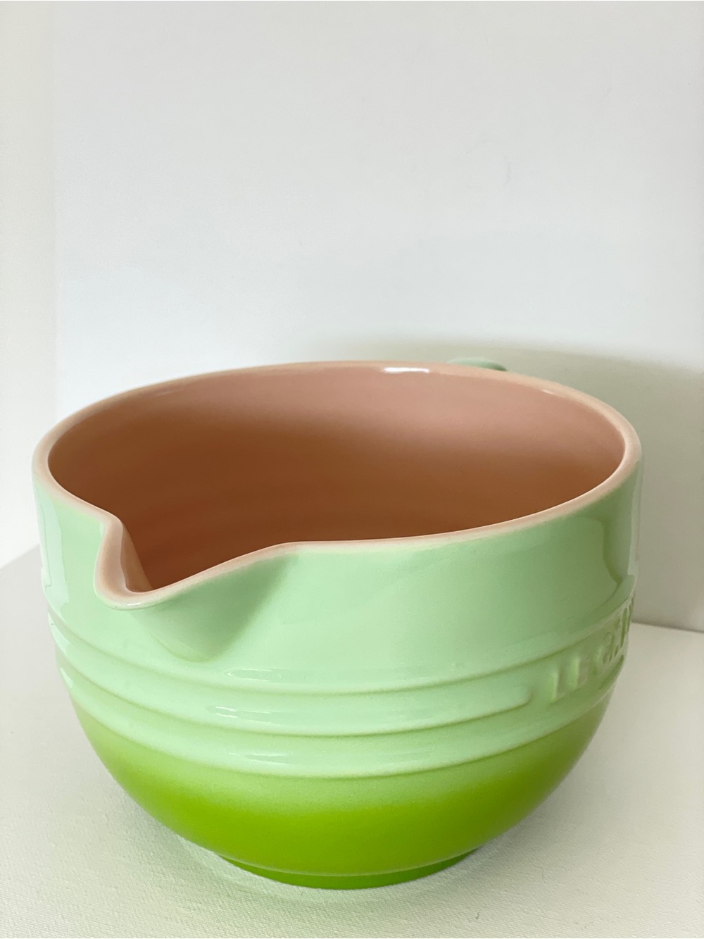 Le Creuset Kiwi Ombré 2 Qt Stoneware Batter Bowl w/ Spout Discontinued - Picture 2 of 14